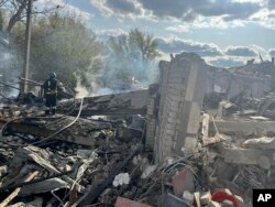 Harkiv Bölge valisi Oleg Sinegubo, Hroza köyünde öğleden sonra erken saatlerde çok sayıda sivilin bulunduğu bir kafe ve bir dükkanın vurulduğunu bildirdi.