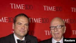 (ARŞİV) Rupert Murdoch (sağda) and oğlu Lachlan Murdoch (solda) 