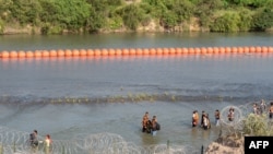 ABD'nin Meksika sınırındaki Rio Grande Nehri'nde yerleştirilen turuncu dubalar, 16 Temmuz 2023. 